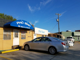 Pho Binh outside