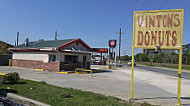 Vinton's Donuts outside